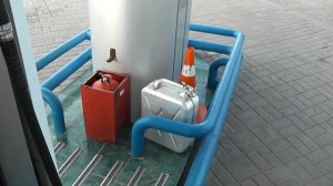 ? ? Сколько бензина недоливают  на заправках,  Простой способ как проверить, не отходя от кассы.