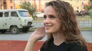 Юная скрипачка даёт концерты прямо на улице