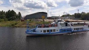 Водная экскурсия на теплоходе по реке Ока в городе Рязань. Встречный теплоход с пассажирами