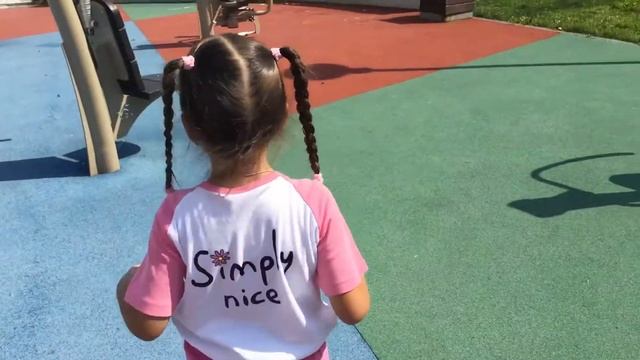 Москва. Прогулка с внучкой. Академический парк, тренажёрная площадка. смотреть онлайн