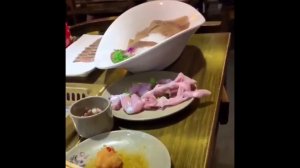 Куриная грудка выползла из тарелки и шокировала гостей ресторана.