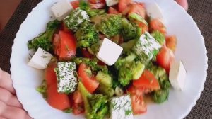 Салат с брокколи, томатами и сыром  в чесночной заправке. Потрясающе вкусный и очень простой салат.