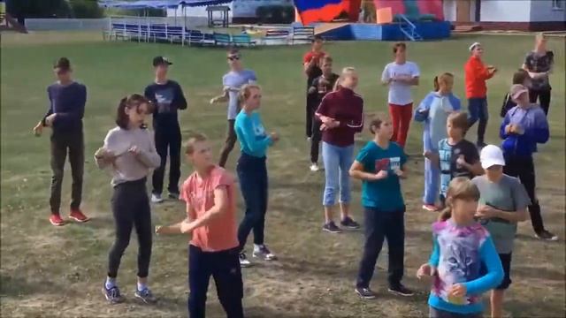 Танцевальный флешмоб ко Дню флага РФ смотреть онлайн