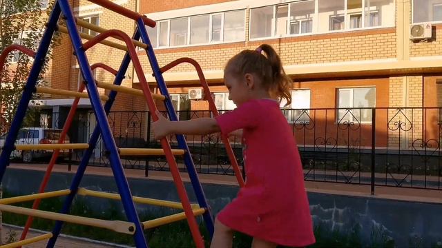 Дариша идёт на рыбалку, катается на самокате и занимается на площадке. Весёлые будни Дарины смотреть онлайн