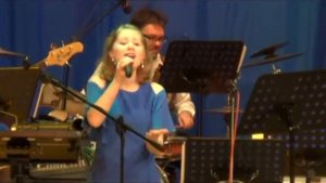 Александр Гилёв Листая старые альбомы, стихи Ольги Козиной. Солистка - Юлия Попова