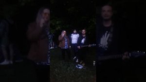 1.06.22 около 10 вечера хиппятник в Царицыно. Пою 18 берёз Чижа.