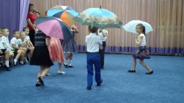 Танец с зонтиками. День Матери в детском саду. смотреть онлайн