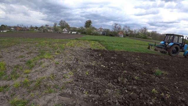 Когда лучше пахать огород осенью или весной Пашем огород Трактор МТЗ 82 Сельская Жизнь смотреть онлайн