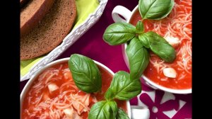 Готовим томатный суп, украшенный листьями базилика. Полезная домашняя еда