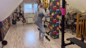 Приседания с фитнес резинкой