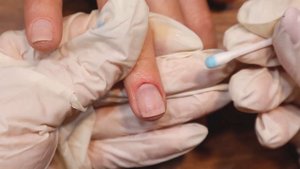 Порез во время маникюра. Капрамин