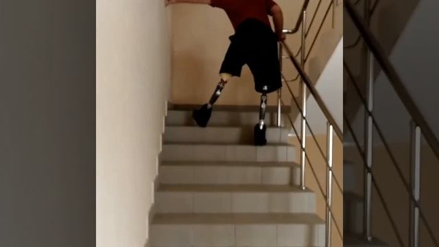 Подъем и спуск по лестнице на протезах. смотреть онлайн