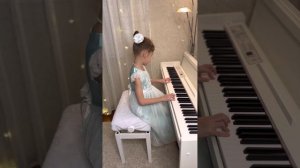 Елочка, М. Красев на фортепиано (1 класс)  исполняет  Юлианна Комарова