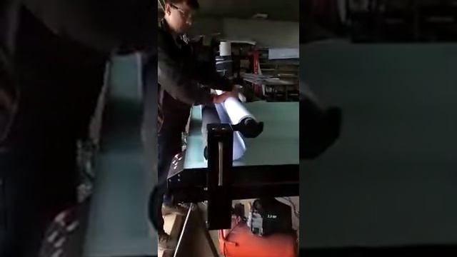 Наклейка пленки сразу с рулона. Планшетный широкоформатный ламинатор STANBER смотреть онлайн