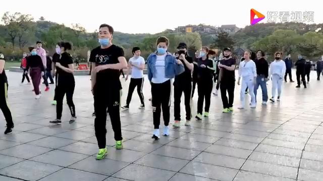 鬼步舞《梦草原》歌曲好听，舞步动感，娱乐锻炼，好听好看