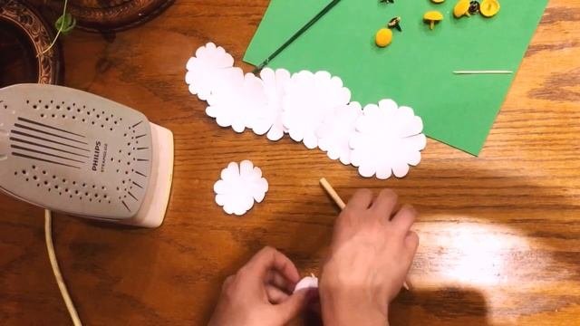 Мастер   класс по созданию ромашки из фоамирана .