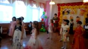 идут девчонки походкой лёгкой