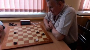 Шашки. Эндшпиль. Ловля дамки. Играет В.Полянский - мастер спорта по шашкам.