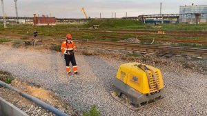 Уплотнение балластной призмы железнодорожного пути виброплитой Wacker Neuson DPU 130