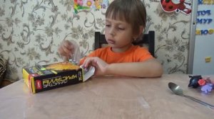 Ксюша из картона и раствора карбамида выращивает кристаллы