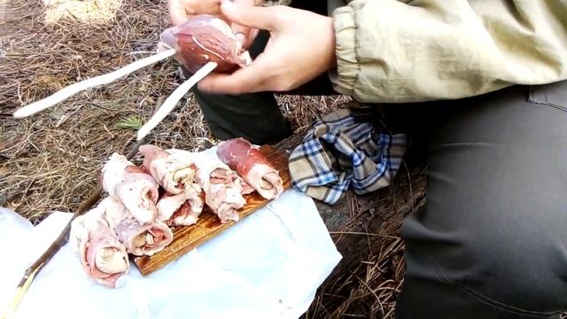 ДИКАЯ КУХНЯ: МЯСНЫЕ РУЛЕТЫ С ГРИБАМИ смотреть онлайн