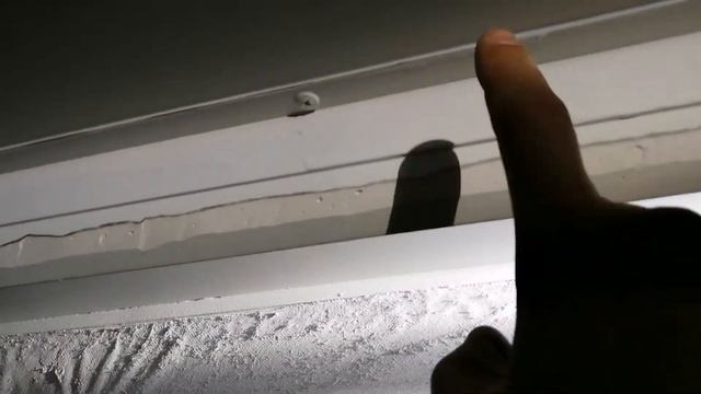 Как приклеить потолочный плинтус на козырек ниши под шторы.
