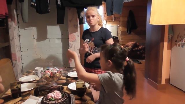 Алина идёт гулять на всю ночь  с одноклассниками  а Дарина потеряла телефон .Приветы!24.05.2019