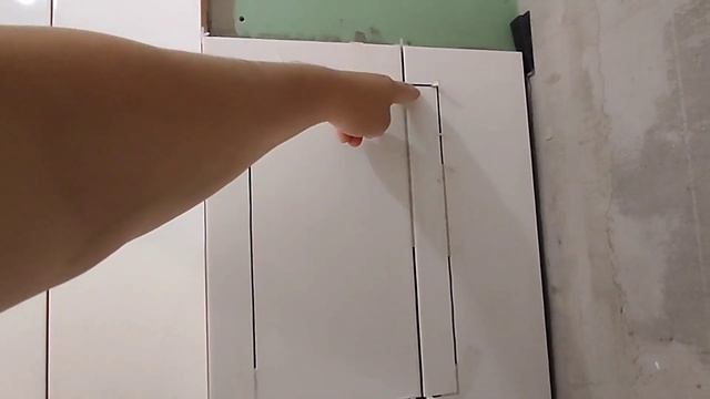 Укладка плитки в туалете и ванной. Запилы углов под 45. Два лючка на магнитах в коробе.
