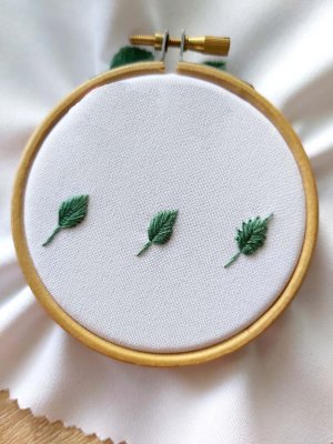 Как вышить три листика очень простыми способами