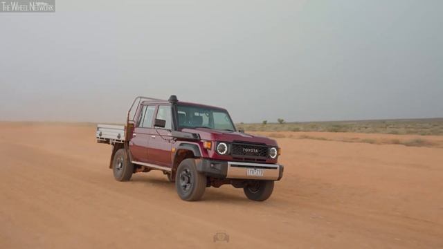 2024 Toyota Land Cruiser 70 Series Off-Road Driving (Dual Cab GXL | Merlot Red) смотреть онлайн