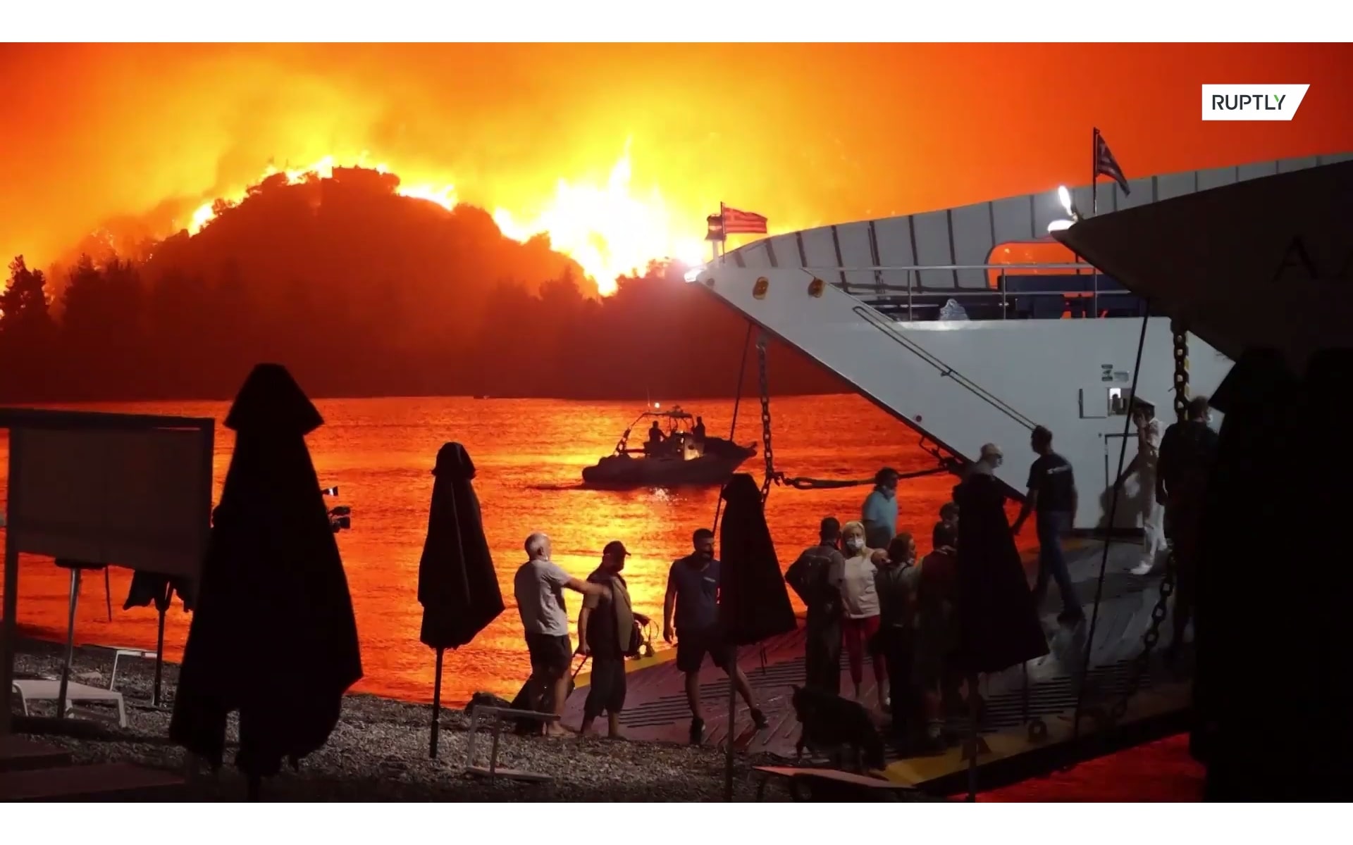 Эвакуация людей с охваченного огнём острова Эвия — видео