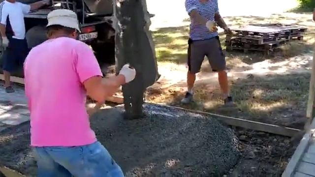 В станице Благовещенской благоустраивают местный парк