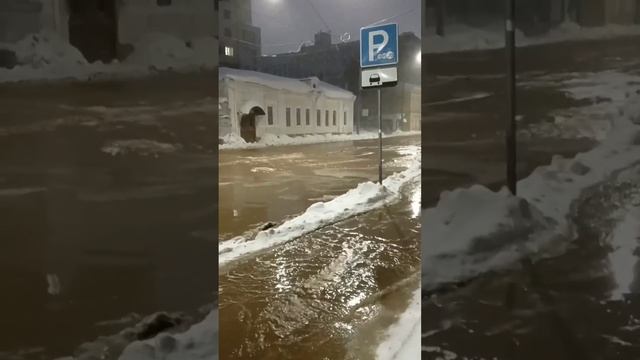 В Нижнем Новгороде снова прорвало трубу с кипятком