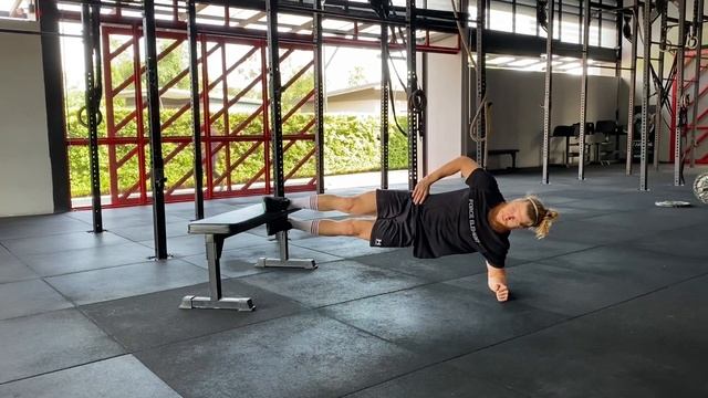 Боковая планка с опорой ногами на скамью смотреть онлайн