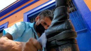OLD DR. MARTENS BLACK LEATHER COMBAT BOOTS | Street Shoe Shine by El Buki Tomas ?? Mexico City ASMR