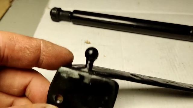 Установка газовой пружины для фиксации капота на Citroen Evasion/Fiat Ulysse/Lancia Zeta/Peugeot806 смотреть онлайн