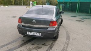 Опель астра h 1.6 седан. 2009 года выпуска.