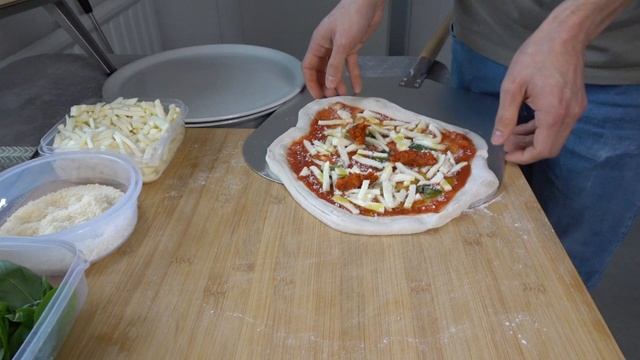 Pizza N'duja 70% Hydration | Caputo Nuvola | Ooni Koda | Giovanni's Küche смотреть онлайн