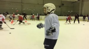 Начинающий хоккеист делает первые шаги