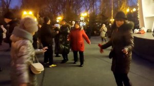 ТЫ МОЯ ХОРОШАЯ, НА ВЕСНУ ПОХОЖАЯ!???/ТАНЦЫ В ПАРКЕ ГОРЬКОГО ХАРЬКОВ ДЕКАБРЬ 2021
