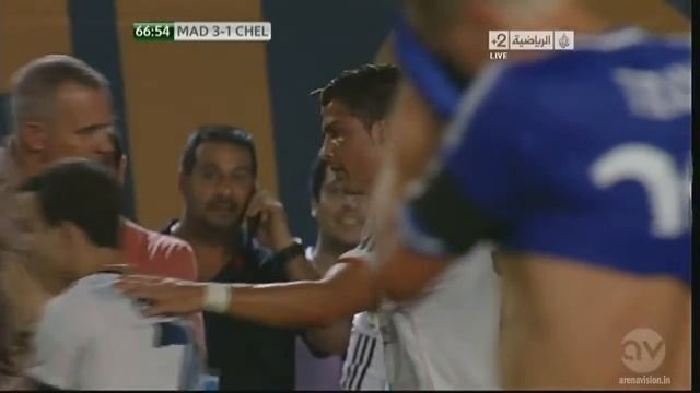 Fan invadate the pitch to hug Ronaldo смотреть онлайн