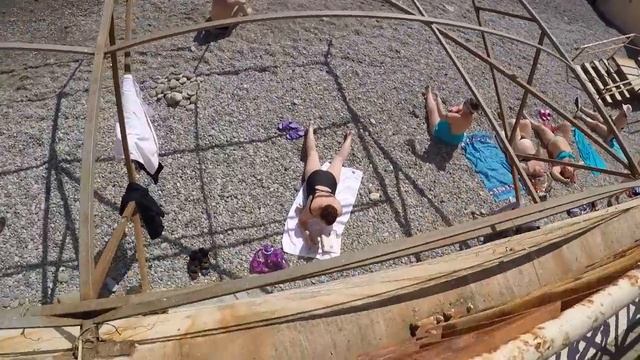 ??? ВСЕ ПЛЯЖИ ЗАБИТЫ ТУРИСТАМИ.?? Я купаюсь на Черном море в Алуште..Крым 2018 смотреть онлайн