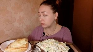 МУКБАНГ/Салат с крабовыми палочками, сэндвич с сыром?