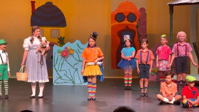 Cute Munchkin land scene in Wizard of Oz смотреть онлайн