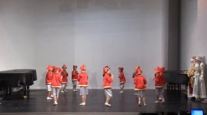 П.Чайковский. Китайский танец. Исполняют ученицы 1-х классов.