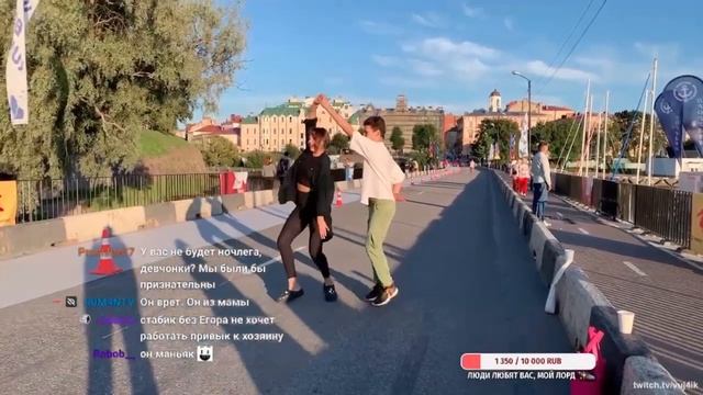 Танцуем вальс с прекрасной девушкой Олей в центре Выборга :) смотреть онлайн