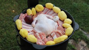 Ассорти из трех видов мяса в казане.