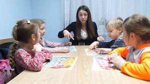 English for kids. There is/are   and  prepositions Part 1 (5 games).