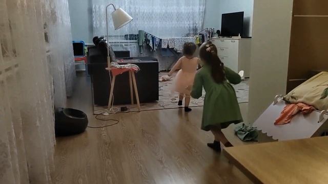 Томочка помогает белить деревья в саду смотреть онлайн