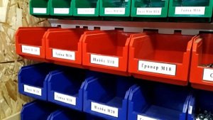 Метизы в мастерской. Удобный стеллаж для метизов.